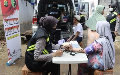 Polisi berikan layanan kesehatan untuk warga terdampak banjir di Depok