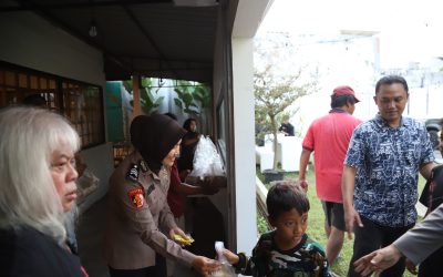 Selama Sebulan Penuh Jelang Buka Puasa, Polresta Surakarta Bekerjasama Dengan Musisi Bagi Takjil Kepada Warga