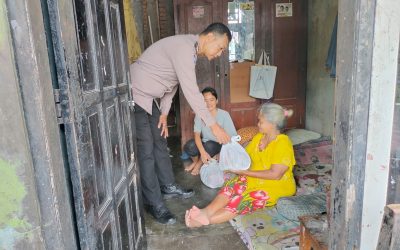 Ramadan Berbagi, Bhabinkamtibmas Banyuanyar Berikan Sembako kepada Warga Kurang Mampu