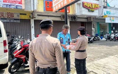 Patroli Sambil Bersedekah, Sat Samapta Polresta Surakarta Bagikan Nasi Kotak Untuk Berbuka