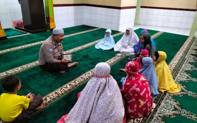 Bhabinkamtibmas Kepatihan Kulon Sempatkan Diri Mengajar Mengaji di Mushola Miftahul Jannah