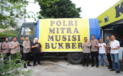 250 Takjil Dibagikan Kepada Warga Oleh Polresta Surakarta dan BEM UNS