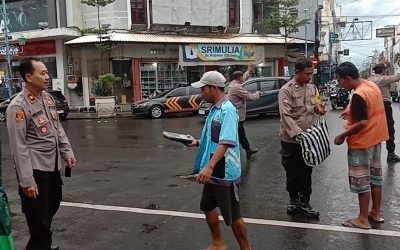 Polsek Serengan Berbagi Takjil Kepada Pengendara dan Tukang Parkir