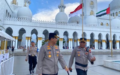 Kapolresta Surakarta Pimpin Langsung Pengamanan Pembagian Takjil dan Sholat Tarawih di Masjid Raya Sheikh Zayed Gilingan