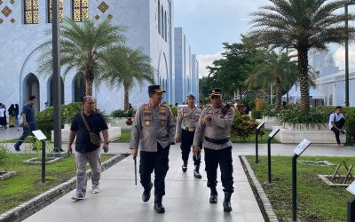 Puluhan Personil Polresta Surakarta Dikerahkan Dalam Pengamanan Pembagian Takjil dan Sholat Tarawih di Masjid Raya Sheikh Zayed Gilingan