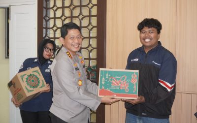 40 Bingkisan Lebaran dan 250 Paket Takjil Gratis Dibagikan Polresta Surakarta Dalam Kegiiatan Buka Puasa Bersama Media
