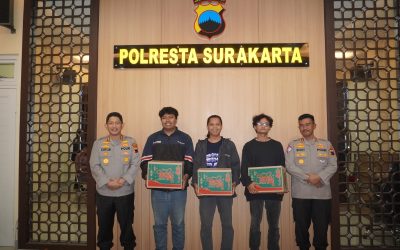 Kapolresta Surakarta Bersama Media Ikuti Buka Bersama Kapolri Secara Daring, Bagikan 40 Bingkisan Paket Lebaran dan 250 Takjil Gratis