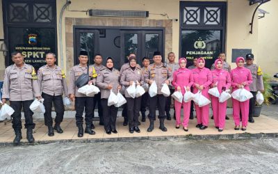 Bentuk Kepedulian Polri, Polsek Laweyan Bagikan Takjil Gratis Kepada Pengguna Jalan