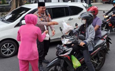 Kapolsek Laweyan dan Bhayangkari Bagikan Ratusan Paket Takjil, Wujud Kepedulian di Bulan Ramadan