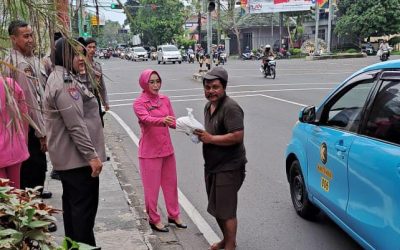 Ratusan Takjil Gratis Dibagikan Polsek Laweyan Kepada Pengguna Jalan