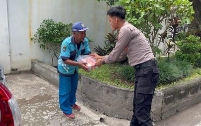 Ratusan Takjil Dibagikan Secara Gratis Kepada Warga oleh Personil Sat Samapta Polresta Surakarta