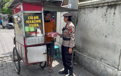 Sat Samapta Polresta Surakarta Bagikan Takjil Kepada Warga