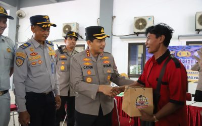 Kapolresta Surakarta Bagikan Takjil Sekaligus Sosialisasikan Mudik Aman