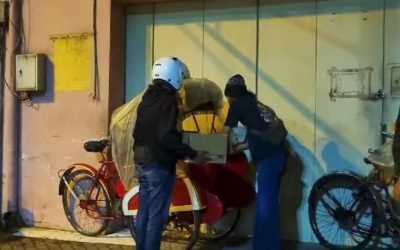 Sambil Patroli Wilayah, Sat Resnarkoba Polresta Surakarta Bagikan Nasi Kotak Untuk Sahur Warga