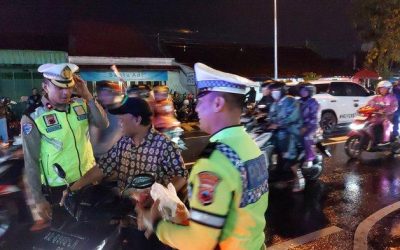 250 Takjil Dibagikan Sat Lantas Polresta Surakarta Kepada Pengendara