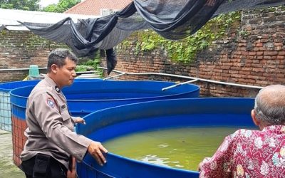 Dukung Ketahanan Pangan, Bhabinkamtibmas Laweyan Sambangi Pembudidaya Lele Wilayah Binaan