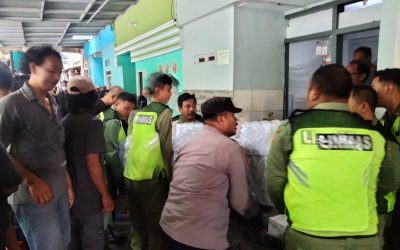 Wujud Kepedulian Terhadap Warga, Bhabinkamtibmas Kepatihan Kulon Bantu Angkat Jenazah Warga Yang Meninggal Dunia