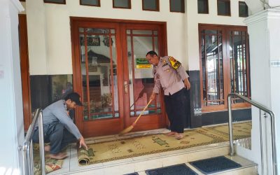 Bersama Linmas, Bhabinkamtibmas Serengan Bersihkan Masjid