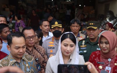 Kapolresta Surakarta Dampingi Wamendag RI Pantau Operasi Pasar di Pasar Gede dan Kantor Pos Gladak