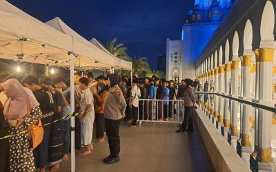 Polresta Surakarta Kerahkan Polwan Pengamanan Pembagian Takjil dan Sholat Tarawih di Masjid Zayed