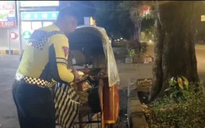 Sat Lantas Polresta Surakarta Patroli Sahur, Bagi Nasi Kotak ke Warga