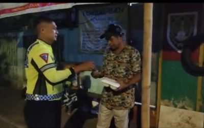 Sambil Patroli Jam Rawan, Personil Sat Lantas Polresta Surakarta Bagikan Makan Saur Bagi Warga