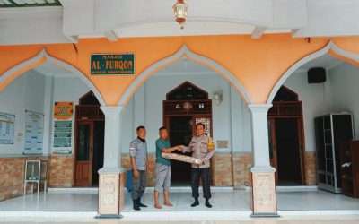 Ramadan Berbagi, Kapolresta Surakarta Bagikan Ratusan Sajadah ke Masjid dan Mushola