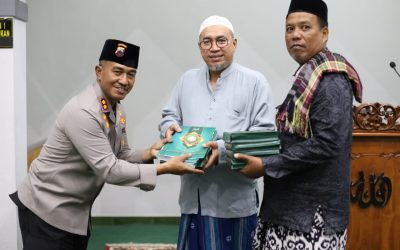 Polresta Surakarta Berikan Bantuan Al Quran dan Laksanakan Sholat Tarawih Bersama Masyarakat