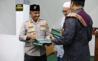 Wakapolresta Surakarta Berikan Bantuan Al Quran Saat Tarawih di Masjid Al Mabrur