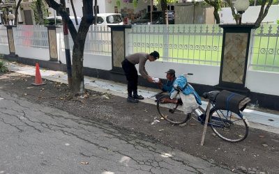 Sat Samapta Polresta Surakarta Sambil Patroli Jelang Buka Puasa Bagikan Nasi Kotak Kepada Warga