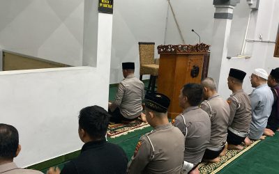 Bulan Penuh Berkah, Wakapolresta Surakarta Jadi Imam Sholat Tarawih