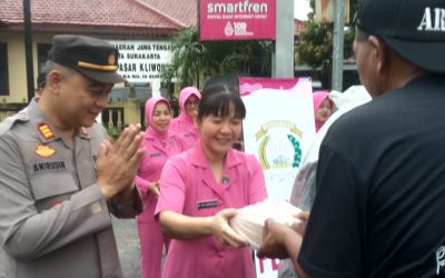 Polsek Pasar Kliwon Bersama Bhayangkari Berbagi Takjil Kepada Pengguna Jalan