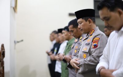 Kapolresta Surakarta Ibadah Sholat Isya dan Tarawih Bersama Personil