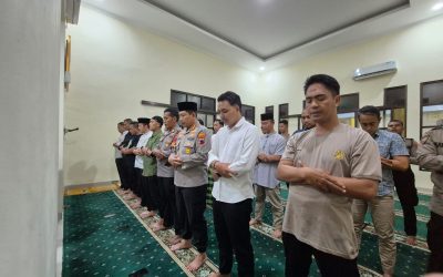 Eratkan Tali Persaudaraan, Kapolresta Surakarta Ibadah Sholat Isya dan Tarawih Bersama Personil
