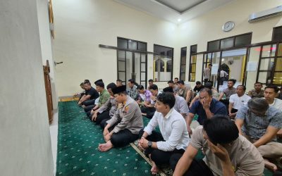 Kapolresta Surakarta Bersama Personil Laksanakan Sholat Isya dan Tarawih di Masjid Al Jihad
