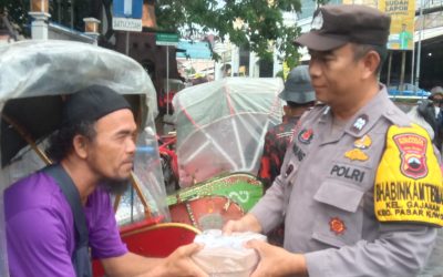 Bhabinkamtibmas Polsek Pasar Kliwon Bagikan Takjil Gratis Kepada Warga