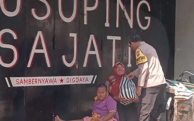 Ringankan Beban Warga, Bhabinkamtibmas Kerten Bagikan Bantuan Sembako