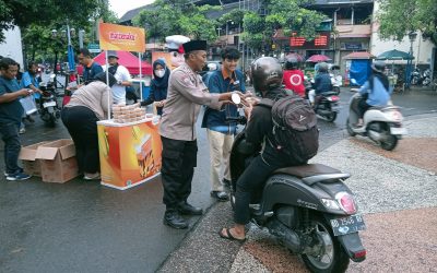 Bhabinkamtibmas Kepatihan Wetan Bagikan Takjil Gratis Kepada Pengguna Jalan