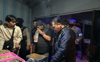 Polresta Surakarta Razia Miras, Petugas Sita Puluhan Botol Penjual Tak Berijin Dapat Sanksi Tegas