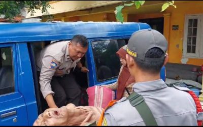Bhabinkamtibmas Mangkubumen Bersama Linmas Bantu Warga Sakit