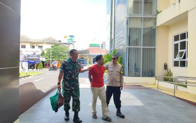 Bhabinkamtibmas Kerten dan Babinsa Amankan Pelaku Pencurian Handphone di Mcdonald