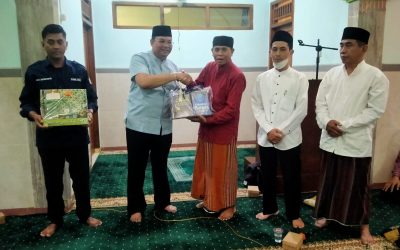 Kapolsek Laweyan Berikan Bantuan Al Quran dan Juz Amma di Masjid Al Mukmin