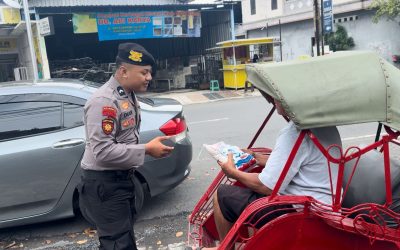 Ratusan Paket Sembako Dibagikan Sat Samapta Polresta Surakarta kepada Warga