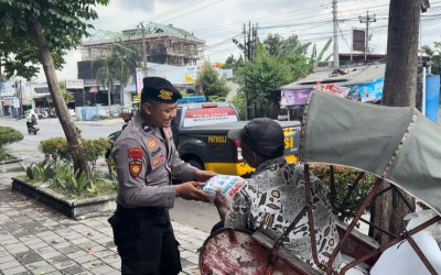Sat Samapta Polresta Surakarta Gelar Bhakti Sosial Bagikan Sembako Kepada Warga Kurang Mampu