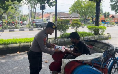 Polri Peduli, Polresta Surakarta Bagikan Sembako untuk Warga Kurang Mampu