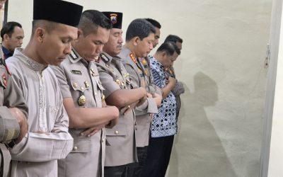 Kapolresta Surakarta Sholat Dzuhur Bersama Warga, Sampaikan Pesan Kamtibmas