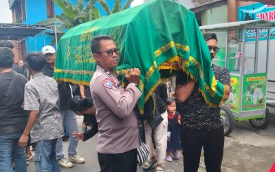 Wujud Kepedulian Terhadap Warga, Bhabinkamtibmas Gilingan Bantu Angkat Jenazah Warga Yang Meninggal Dunia