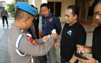 Sie Propam Polresta Surakarta Cek Identitas Anggota Yang Melaksanakan Piket Fungsi