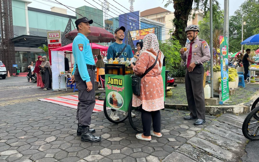Satuan Samapta Polresta Surakarta Patroli Bersepeda di CFD Jalan Slamet Riyadi, Sampaikan Imbauan Kamtibmas