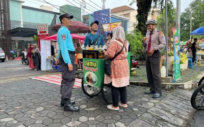 Satuan Samapta Polresta Surakarta Patroli Bersepeda di CFD Jalan Slamet Riyadi, Sampaikan Imbauan Kamtibmas